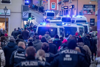 Mehr als tausend Personen gegen Corona-Maßnahmen in Zwönitz unterwegs - Die Polizeidirektion Chemnitz führte heute im Stadtgebiet von Zwönitz erneut einen Einsatz durch, da in Messengerdiensten zu einem Aufzug aufgerufen wurde. Foto: B&S