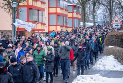 Mehr als tausend Personen gegen Corona-Maßnahmen in Zwönitz unterwegs - Die Polizeidirektion Chemnitz führte heute im Stadtgebiet von Zwönitz erneut einen Einsatz durch, da in Messengerdiensten zu einem Aufzug aufgerufen wurde. Foto: B&S