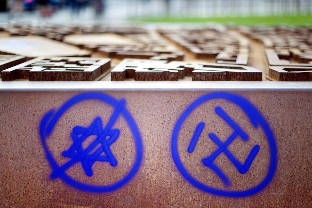 Mehr antisemitische Taten in Deutschland seit 7. Oktober - Ein Hakenkreuz und ein durchgestrichener Davidstern sind an einer Gedenkstätte zu sehen.