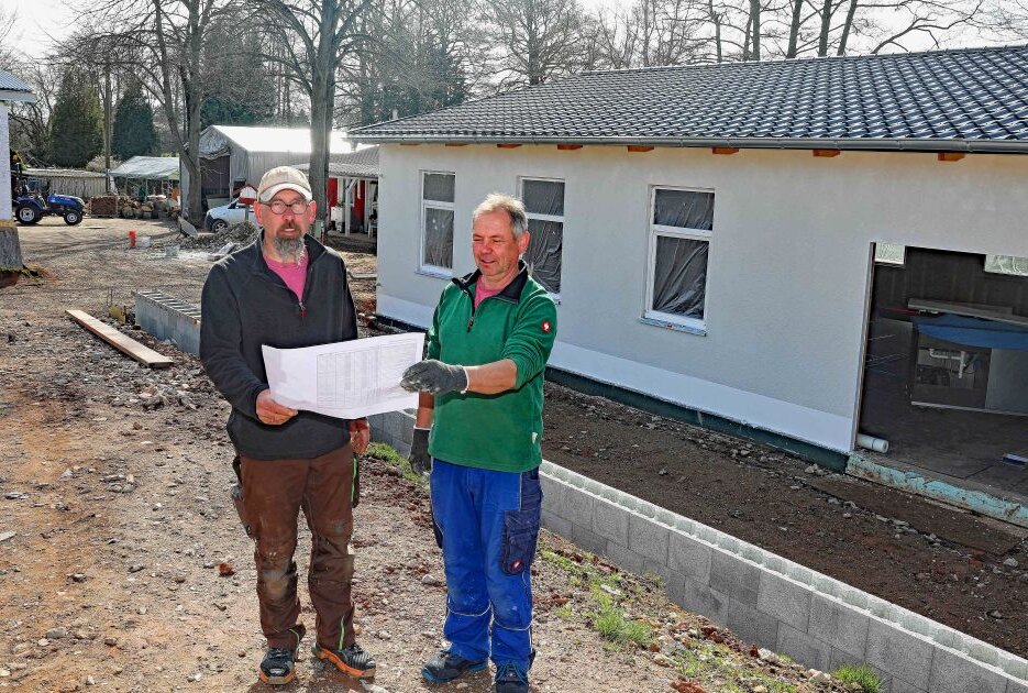 Uwe (l.) und Steffen Schmidt bauen das Tourismuszentrum. Foto: Michel