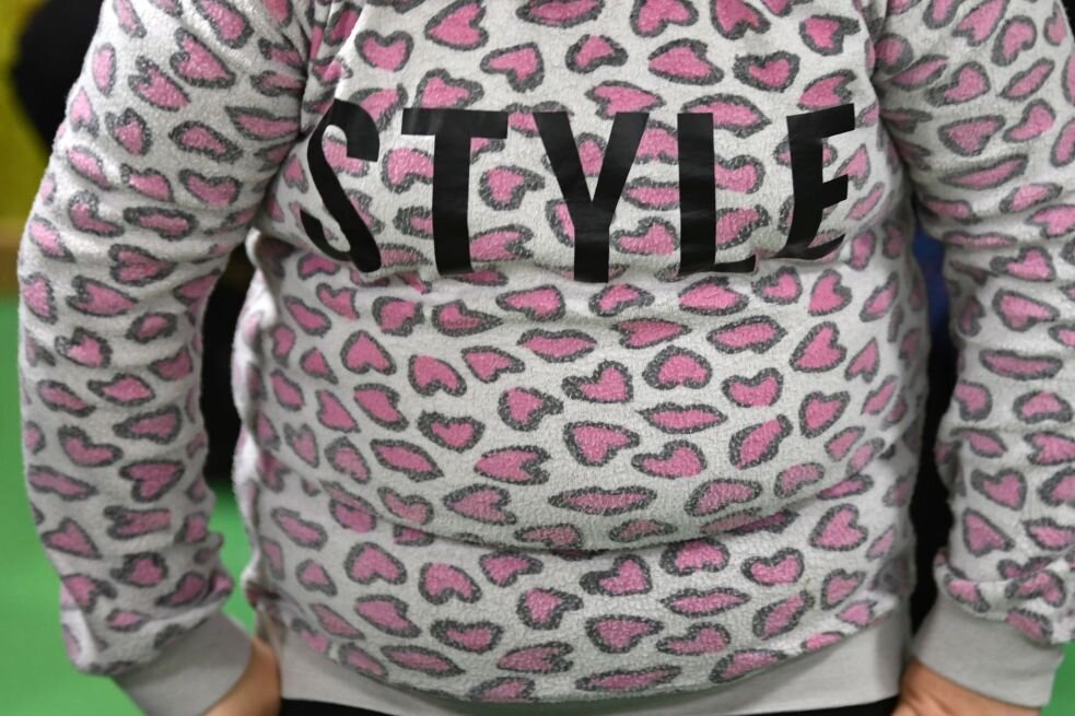 Mehr Kinder sind zu dick - Ein übergewichtiges Kind trägt einen Pulli mit dem Schriftzug "Style". Immer mehr Kinder im Norden sind zu dick.