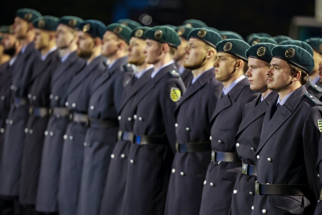 Mehr Rekruten bei Bundeswehr: Zahl Minderjähriger steigt - Rekrutinnen und Rekruten stehen auf einem Sportplatz im Erzgebirge.