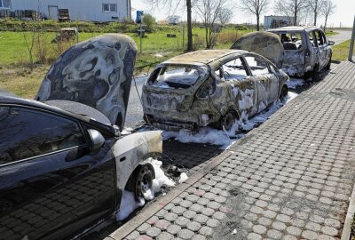 Mehrere Autos in Flammen: Brandursache unbekannt - Heute kam es gegen 14.45 Uhr auf der Falkenberger Straße in Niederschöna zu einem Fahrzeugbrand. Foto: Roland Halkasch
