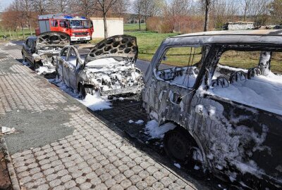 Mehrere Autos in Flammen: Brandursache unbekannt - Heute kam es gegen 14.45 Uhr auf der Falkenberger Straße in Niederschöna zu einem Fahrzeugbrand. Foto: Roland Halkasch