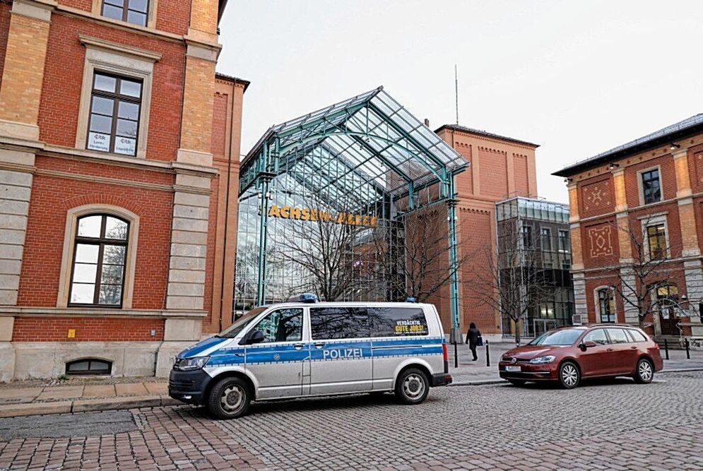 Mehrere Einbrüche in Chemnitz: Bügeramt auch betroffen - Polizei am Thomas-Mann-Platz 2.. Foto: Harry Härtel