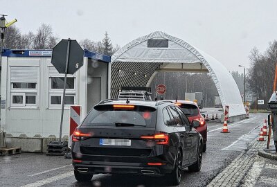 Mehrere Fahndungstreffer bei Grenzkontrollen in Reitzenhain - Auch am Wochenende kontrollierten die Bundespolizisten die Einreise. Foto: Harry Härtel