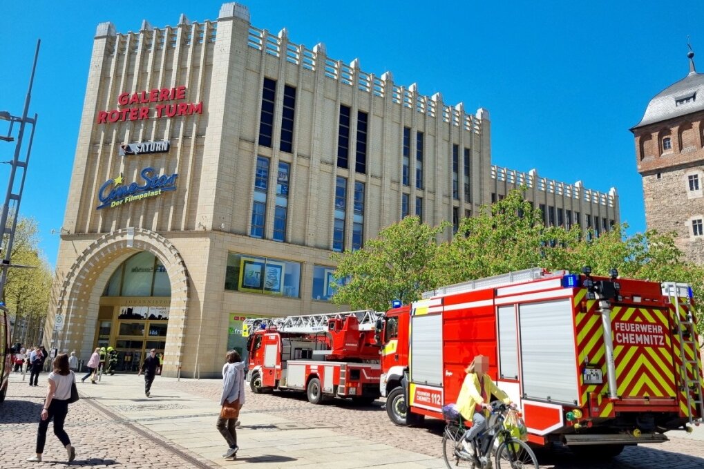 Mehrere Feuerwehreinsätze in der Chemnitzer Innenstadt - Gegen 12.30 Uhr wurde die Feuerwehr in Chemnitz zur Galerie Roter Turm gerufen. Dort hatte die automatische Brandmelde-Anlage ausgelöst. . Foto: Harry Haertel