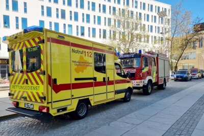 Die Feuerwehr wurde ungefähr zu gleichen Zeit nochmals zweifach alarmiert. Sowohl in der Bürgerstelle Am Düsseldorfer Platz als auch im Technischen Rathaus an Friedensplatz wurden Umschläge mit weißem Pulver entdeckt. Foto: Harry Haertel