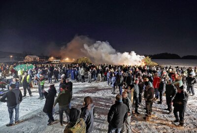 Mehrere hundert Menschen versammelten sich zum Mahn-Feuer in Callenberg - In Callenberg kamen Menschen für ein Mahn-Feuer zusammen. Foto: Andreas Kretschel