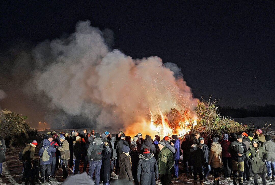 Mehrere hundert Menschen versammelten sich zum Mahn-Feuer in Callenberg - In Callenberg kamen Menschen für ein Mahn-Feuer zusammen. Foto: Andreas Kretschel