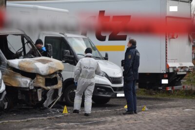 Mehrere LKW und ein Transporter in Leipzig angezündet - Fünf LKW und ein Transporter wurden in Leipzig in Brand gesetzt. Foto: Anke Brod