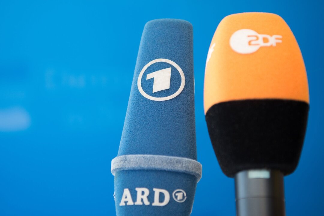 Mehrere Ost-Landtagspräsidenten betonen Beitragsstabilität - Mikrofone von ARD und ZDF sind vor einer Pressekonferenz nebeneinander aufgestellt.