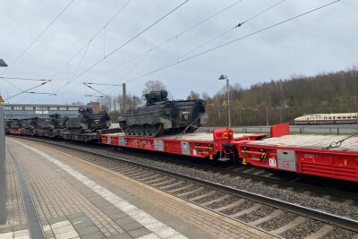Mehrere Panzer auf Zug in Chemnitz gesichtet - Panzer auf Zügen in Chemnitz gesichtet. Foto: Dena Wyanett Weigel