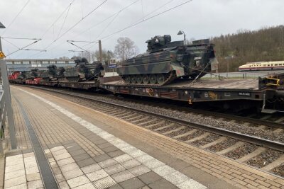 Mehrere Panzer auf Zug in Chemnitz gesichtet - Panzer auf Zügen in Chemnitz gesichtet. Foto: Dena Wyanett Weigel