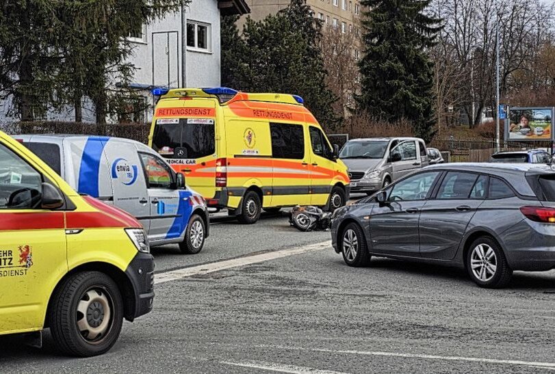 Mehrere Person bei Kollision zwischen PKW und Roller verletzt - Am Dienstag ereignete sich in Chemnitz ein Verkehrsunfall. Foto: Harry Härtel