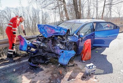 Mehrere Schwerverletzte nach Frontal-Crash auf der S233 - Am Dienstag ereignete sich gegen 11.30 Uhr auf der S223, zwischen Leubsdorf und Marbach, ein schwerer Verkehrsunfall durch zwei PKWs. Foto: Harry Härtel