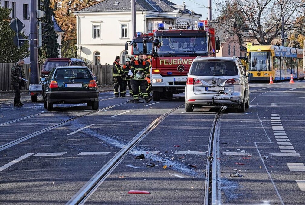 Mehrere Schwerverletzte nach Unfall in Radebeul - Am Montag kam es zu einem Verkehrsunfall in Radebeul. Der Verkehrsunfalldienst der Polizei ermittelt zur Unfallursache. Foto: Roland Halkasch