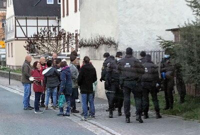 Mehrere "Spaziergänge" am Montagabend: Duo greift in Zwönitz Polizeibeamte an - Versammlung in Zwönitz. Foto: Harry Härtel/haertelpress