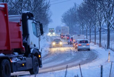 Mehrere Stunden Vollsperrung nach Unfall auf der A4 - LKW rutscht in Seitengraben. A4 wird für mehrere Stunden vollgesperrt. Foto: Andreas Kretschel