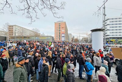 Mehrere Tausend Menschen demonstrieren in Chemnitz gegen Rechts - Große Demo in Chemnitz. Foto: Harry Härtel