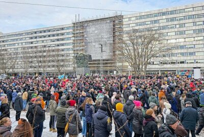 Mehrere Tausend Menschen demonstrieren in Chemnitz gegen Rechts - Mehrere Tausend Teilnehmer nahmen an der Demonstration teil. Foto: Harry Härtel