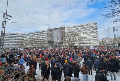 Mehrere Tausend Menschen demonstrieren in Chemnitz gegen Rechts - Mehrere Tausend Teilnehmer nahmen an der Demonstration teil. Foto: Harry Härtel