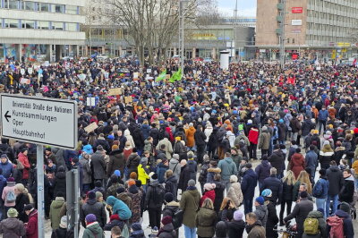 Mehrere Tausend Menschen demonstrieren in Chemnitz gegen Rechts - 