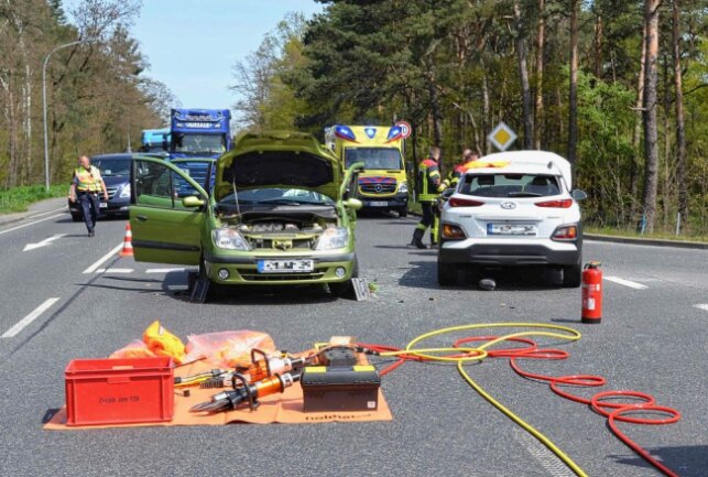 Mehrere Verletzte bei Kreuzungsunfall: Feuerwehr musste Personen befreien - In Bernsdorf kam es zu einem schweren Verkehrsunfall. Foto: xcitepress