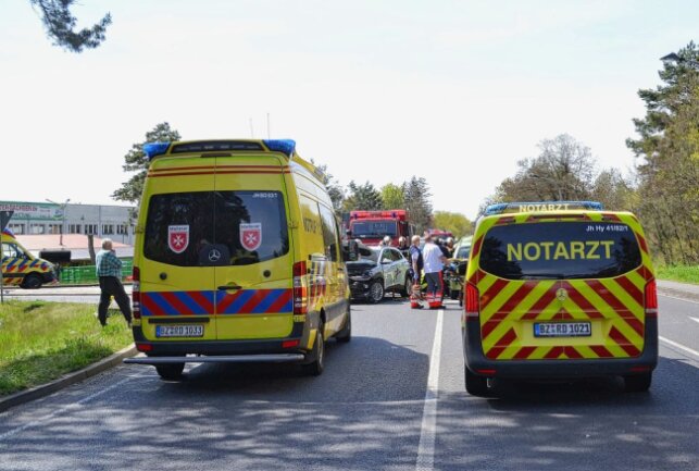 Mehrere Verletzte bei Kreuzungsunfall: Feuerwehr musste Personen befreien - In Bernsdorf kam es zu einem schweren Verkehrsunfall. Foto: xcitepress