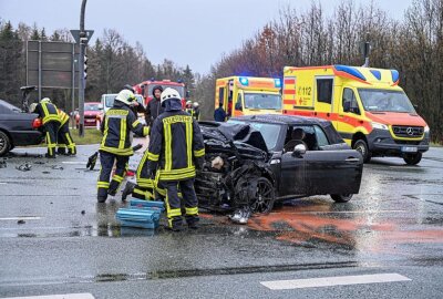 Mehrere Verletzte durch schweren Verkehrsunfall an der Kreuzung S148/S142 - Zu einem schweren Verkehrsunfall kam es am Freitagabend zwischen Neueibau, einem Ortsteil der Gemeinde Kottmar, und Neugersdorf. Foto: LausitzNews