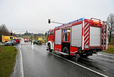 Mehrere Verletzte durch schweren Verkehrsunfall an der Kreuzung S148/S142 - Zu einem schweren Verkehrsunfall kam es am Freitagabend zwischen Neueibau, einem Ortsteil der Gemeinde Kottmar, und Neugersdorf. Foto: LausitzNews