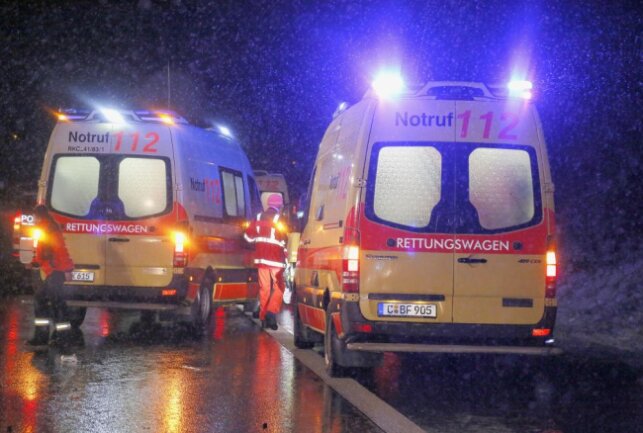 Mehrere Verletzte nach Auffahrunfällen auf der A9 bei Wiedemar - Foto: Harry Härtel/ Härtelpress