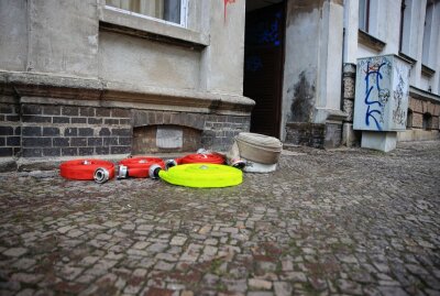Mehrere Verletzte nach Brand in Leipziger Mehrfamilienhaus - Materialien der Einsatzkräfte. Foto: Christian Grube