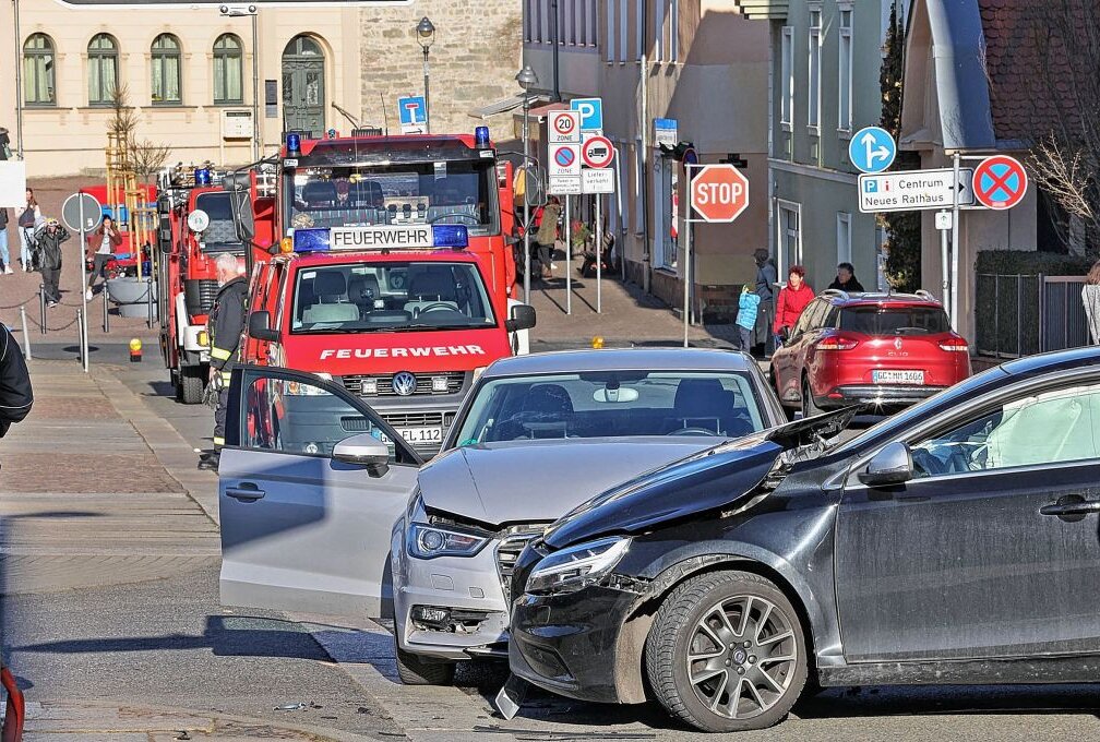 Mehrere Verletzte nach Crash in Meerane: Zwei Autos kollidieren - Gegen 15.15 Uhr kam es zu einem Verkehrsunfall in Meerane. Foto: Andreas Kretschel