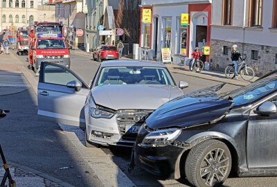 Mehrere Verletzte nach Crash in Meerane: Zwei Autos kollidieren - Gegen 15.15 Uhr kam es zu einem Verkehrsunfall am Parkplatz Karl-Heinz-Freiberger-Sporthalle/Badener Straße. Foto: Andreas Kretschel