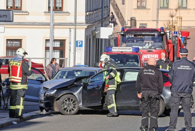 Gegen 15.15 Uhr kam es zu einem Verkehrsunfall am Parkplatz Karl-Heinz-Freiberger-Sporthalle/Badener Straße. Foto: Andreas Kretschel