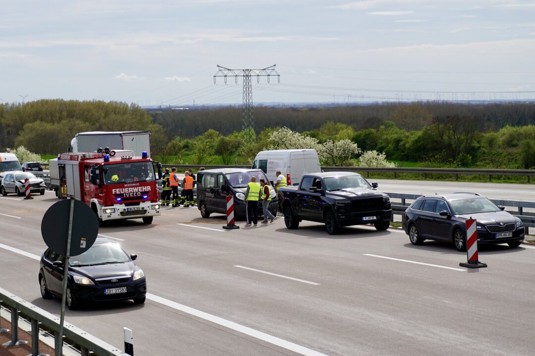 Mehrere Verletzte nach Massencrash auf der A9 - Schwerer Crash auf der A9. Foto: EHL Media/Lucas Libke