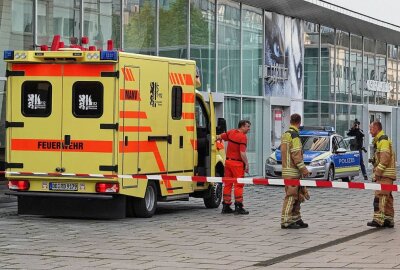 Mehrere Verletzte nach Reizgas-Angriff auf Restaurant - Großeinsatz der Rettungskräfte nach Reizgasangriff auf Gäste eines Restaurants. Foto: Roland Halkasch