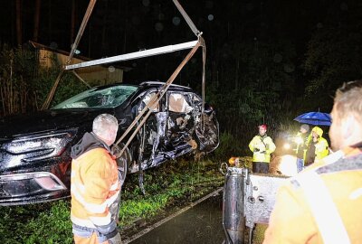 Mehrere Verletzte nach schwerer Kollision auf S154 - Nach ersten Angaben befuhr ein 21-jähriger Renault-Fahrer die Staatsstraße 154 von Bad Schandau in Richtung Sebnitz. Foto: Marko Förster