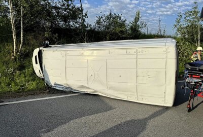 Mehrere Verletzte nach Unfall auf A4: Transporter übersieht Stauende - Transporter übersieht Stauende auf A4. Foto: LausitzNews