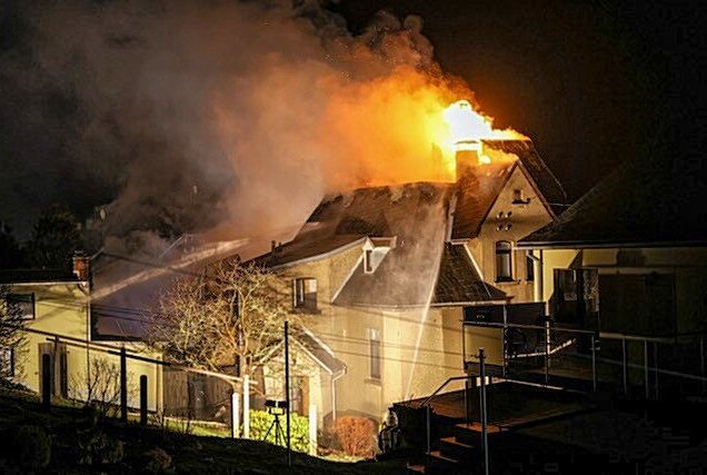 Mehrfamilienhaus in Ellefeld explodiert: Mann verstirbt - Ein Mehrfamilienhaus in Ellefeld explodierte. Die Feuerwehr löschte die Flammen. Foto: David Rötzschke