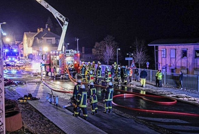 Mehrfamilienhaus in Ellefeld explodiert: Mann verstirbt - Ein Mehrfamilienhaus in Ellefeld explodierte. Die Feuerwehr löschte die Flammen. Foto: David Rötzschke