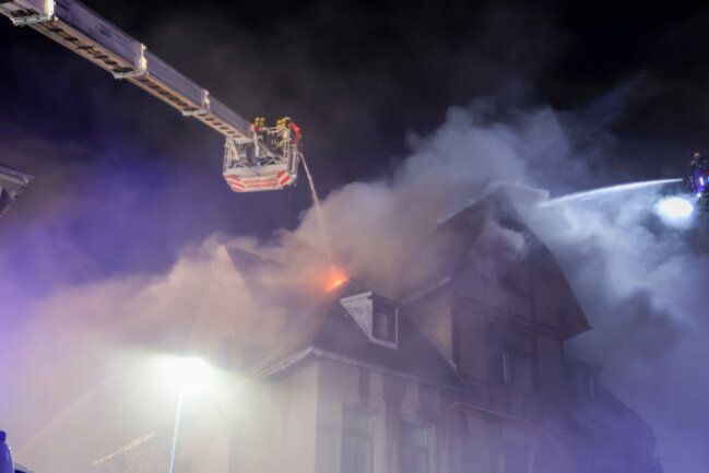 Mehrfamilienhaus in Ellefeld explodiert: Mann verstirbt - Ein Mehrfamilienhaus in Ellefeld explodierte. Die Feuerwehr löschte die Flammen.