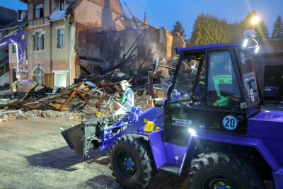 Mehrfamilienhaus in Ellefeld explodiert: Mann verstirbt - Ein Mehrfamilienhaus in Ellefeld explodierte. Die Feuerwehr löschte die Flammen.