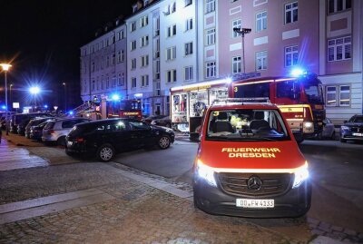 Mehrfamilienhaus in Flammen: Evakuierung der Bewohner - In der Nacht von Donnerstag auf Freitag kam es in einer Dresdner Wohnung zu einem Brand. Foto: Roland Halkasch