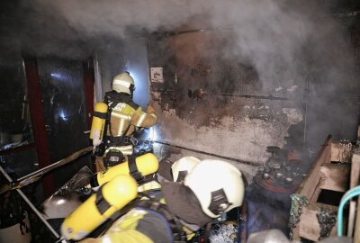 Mehrfamilienhause in Brand: 18 Personen wurden gerettet - Brand in der Tharandter Straße. Foto: Roland Halkasch