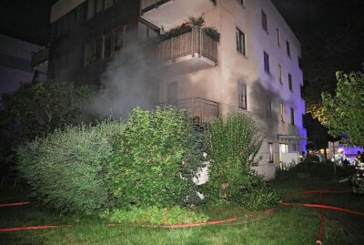 Mehrfamilienhause in Brand: 18 Personen wurden gerettet - Brand auf der Tharandter Straße. Foto: Roland Halkasch