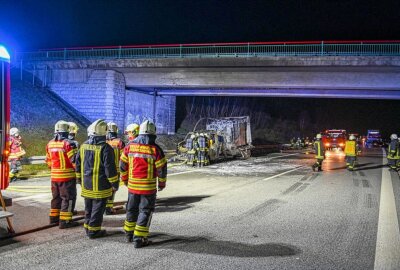 Mehrstündige Vollsperrung wegen Transporter-Vollbrand auf der A4 - Zu einem Feuerwehreinsatz kam es am Freitagabend auf der A4 zwischen der Anschlussstelle Nieder Seifersdorf und dem Tunnel Königshainer Berge. Foto: LausitzNews./Philipp Grohmann