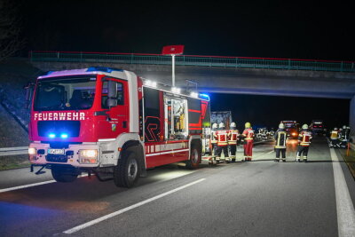 Mehrstündige Vollsperrung wegen Transporter-Vollbrand auf der A4 - Zu einem Feuerwehreinsatz kam es am Freitagabend auf der A4 zwischen der Anschlussstelle Nieder Seifersdorf und dem Tunnel Königshainer Berge. Foto: LausitzNews./Philipp Grohmann