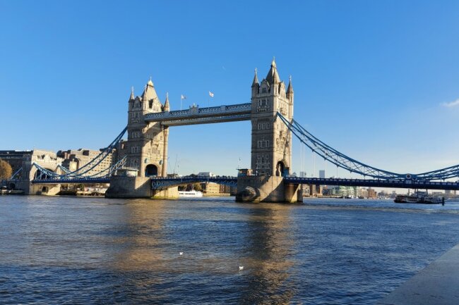 Meine Top 10 Reisetipps für London - Die Tower Bridge beherbergt auch ein Museum und man kann auf der oberen Plattform entlang laufen.